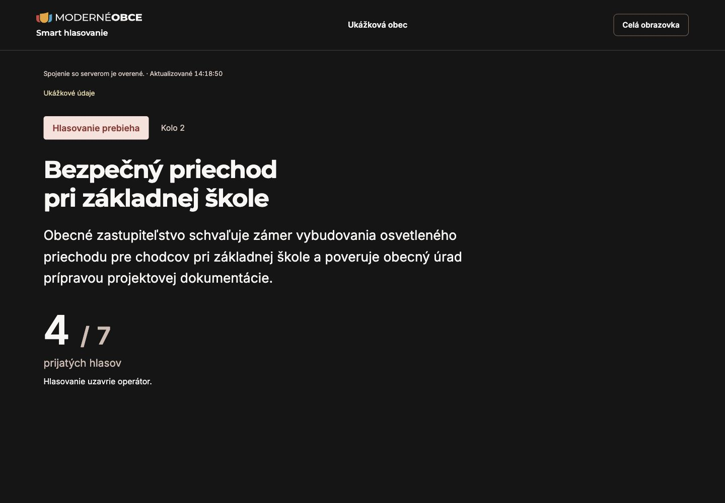Skutočné premietacie plátno s presným návrhom a počtom prijatých hlasov.